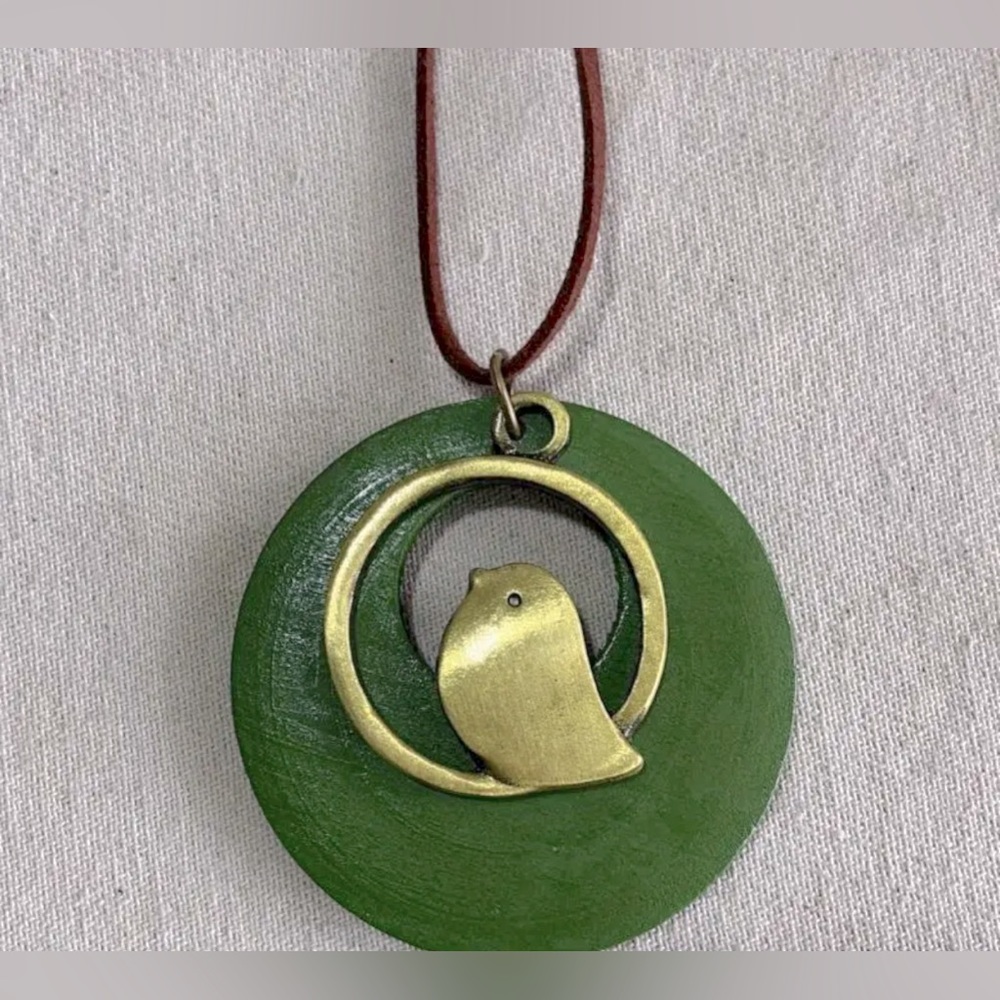 NWT VINTAGE STYLE WOODEN NECKLACE WITH BIRD